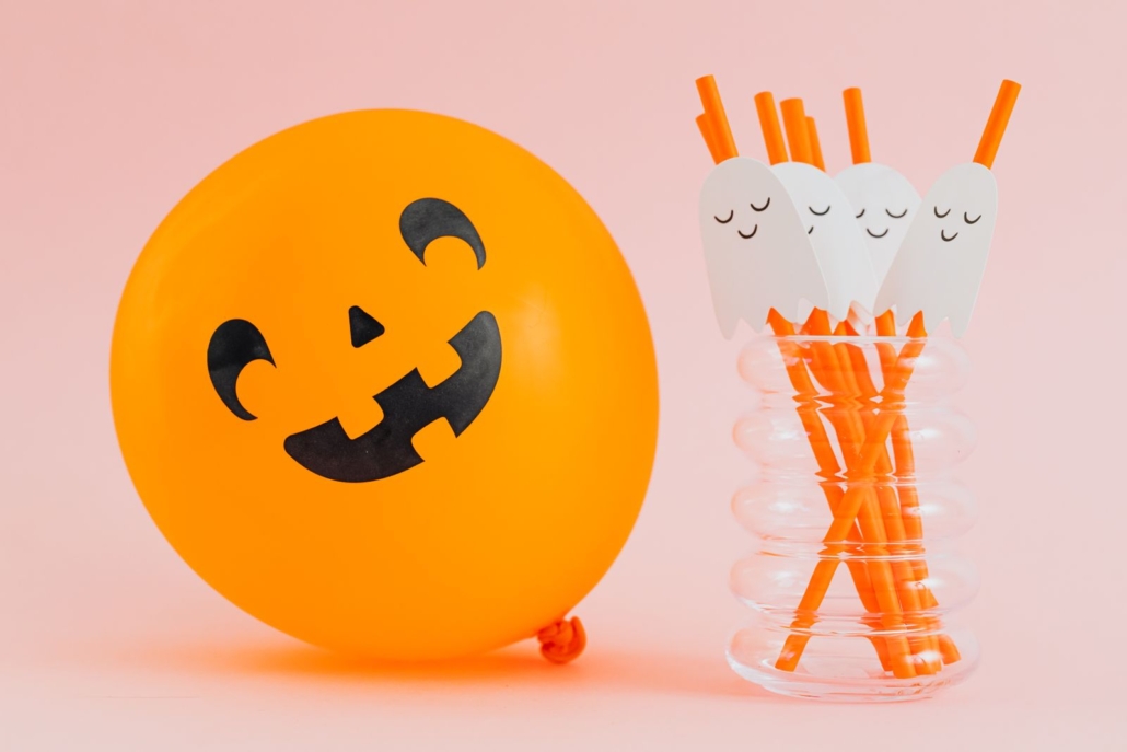 Centro de mesa de Halloween con globo calabaza y pajitas de fantasma