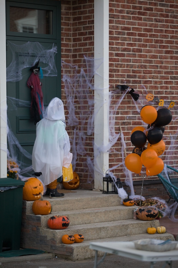 Entrada decorada para Halloween con globos naranja y negro y calabazas