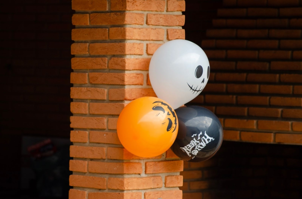 Rincón decorado con globos de Halloween blanco, naranja y negro